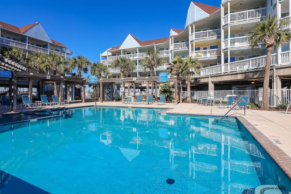Charming Beachside Condo Lovely Pool Hot Tubs and Boardwalk House in Galveston Island