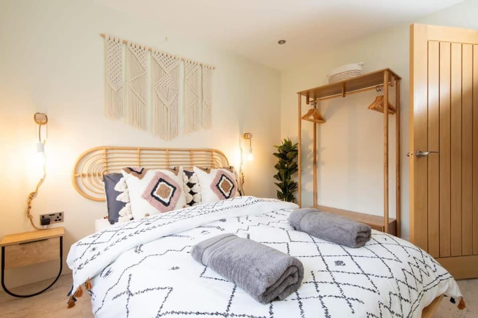 Designer Family Escape Hot Tub Steps to Beach House in West Wittering