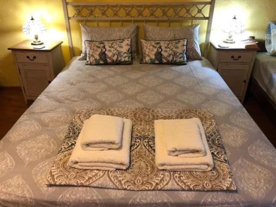 Bed, towels