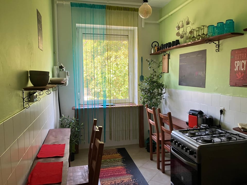 Coffee/tea facilities, Dining area, oven, kitchen