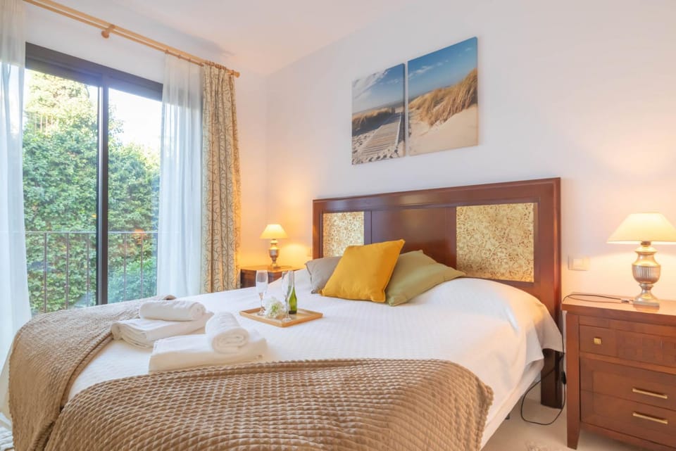 Bed, View (from property/room), Balcony/Terrace, Living room