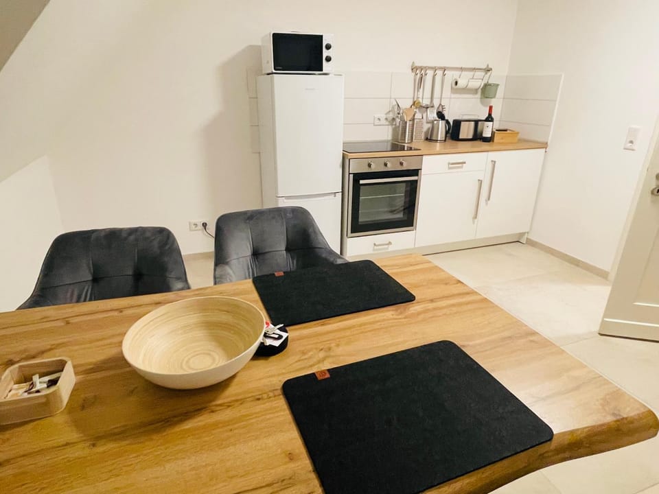 Coffee/tea facilities, Kitchen or kitchenette, Dining area, minibar, stove, toaster