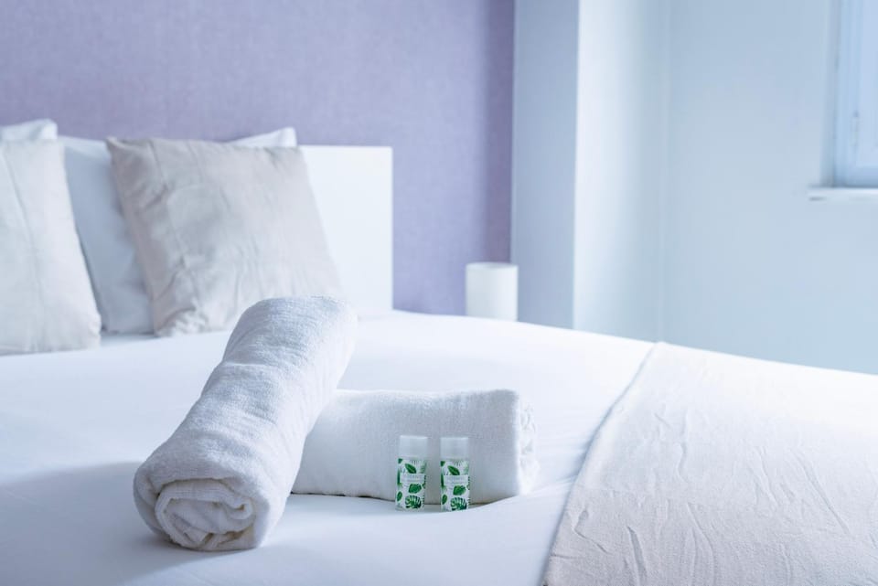 Bed, Bedroom, towels