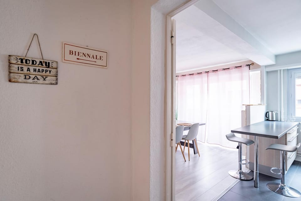 Kitchen or kitchenette, Decorative detail, Dining area