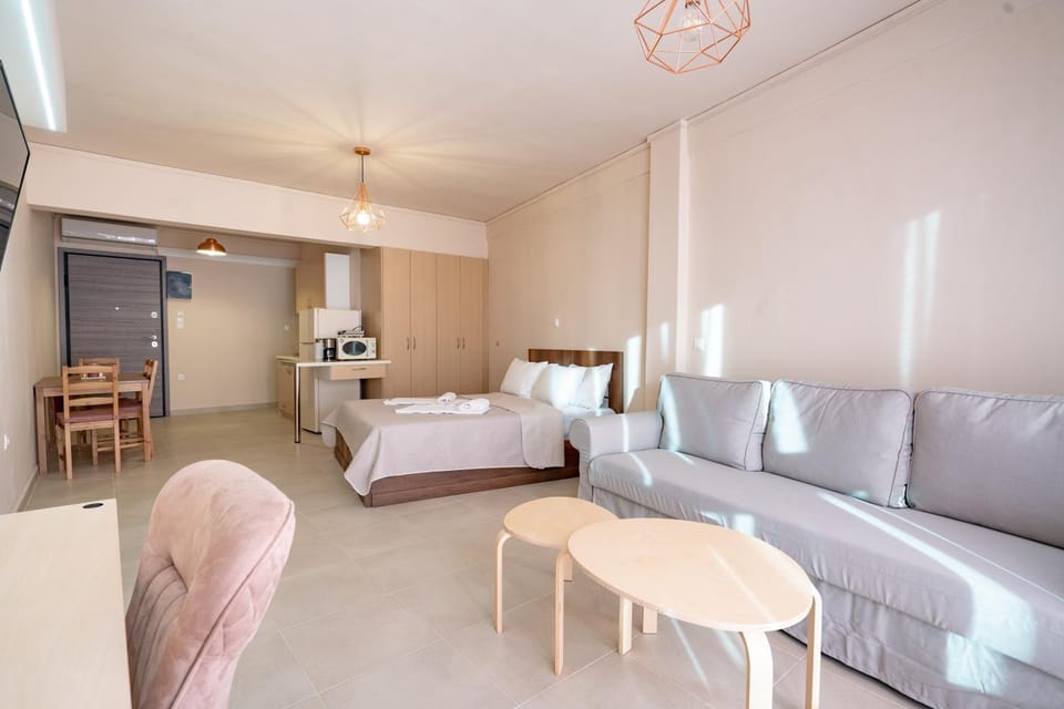 Bed, Kitchen or kitchenette, Living room, Photo of the whole room, Seating area, Dining area, Bedroom