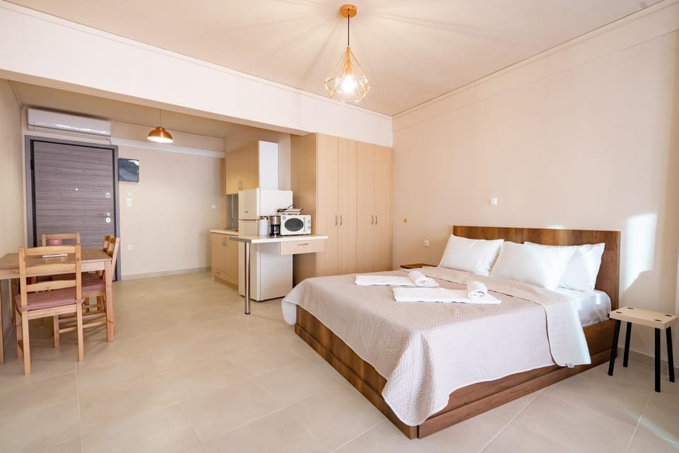 Kitchen or kitchenette, Dining area, Bedroom, towels