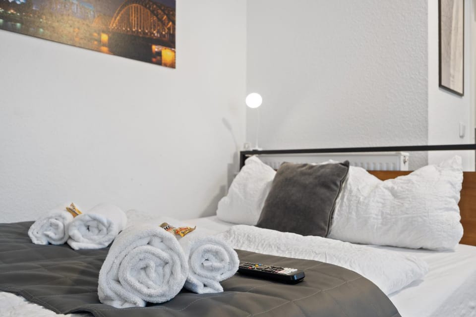 Bed, Photo of the whole room, Bedroom, towels