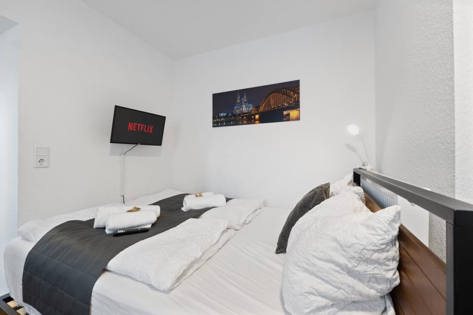 Bed, TV and multimedia, Photo of the whole room, Bedroom, towels