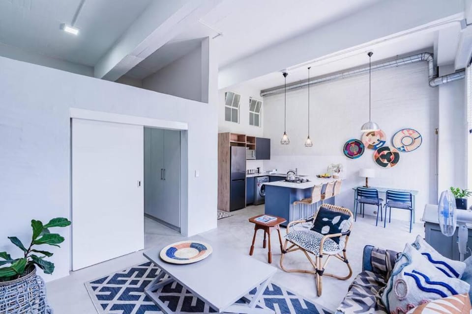 Kitchen or kitchenette, Seating area, Dining area, fireplace