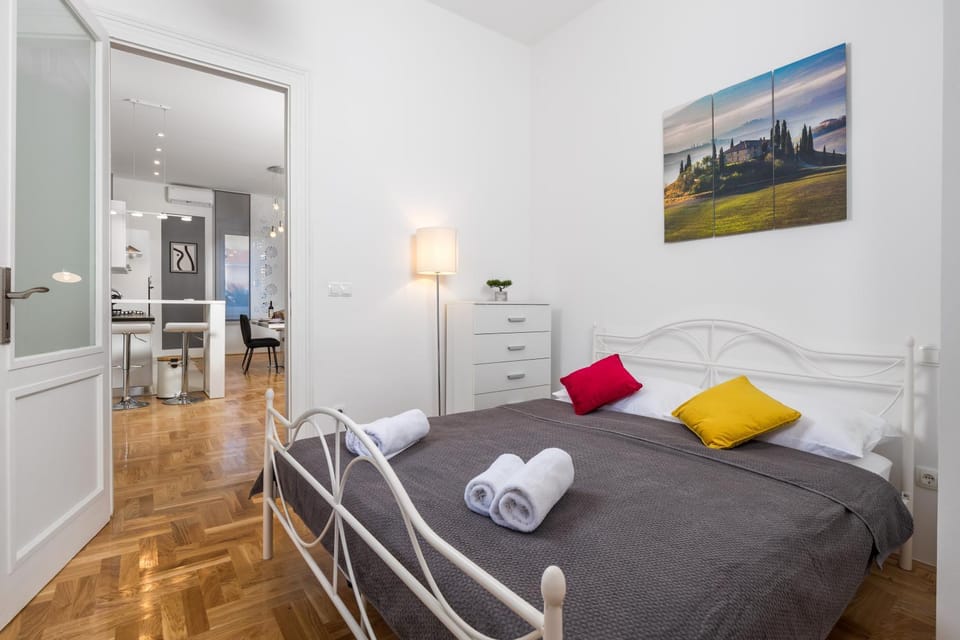 Bed, Bedroom, towels