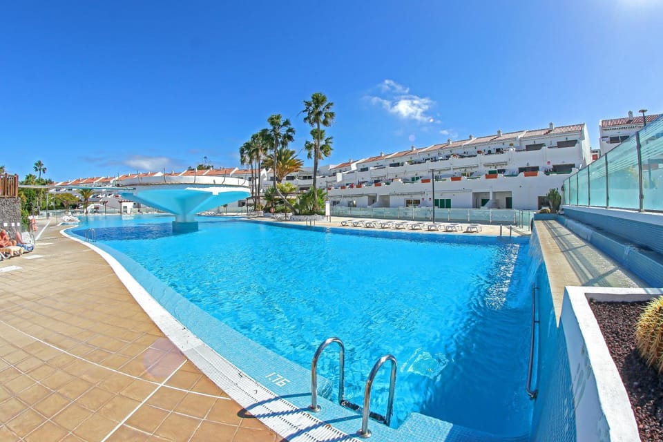 Pool view, Swimming pool, sunbed