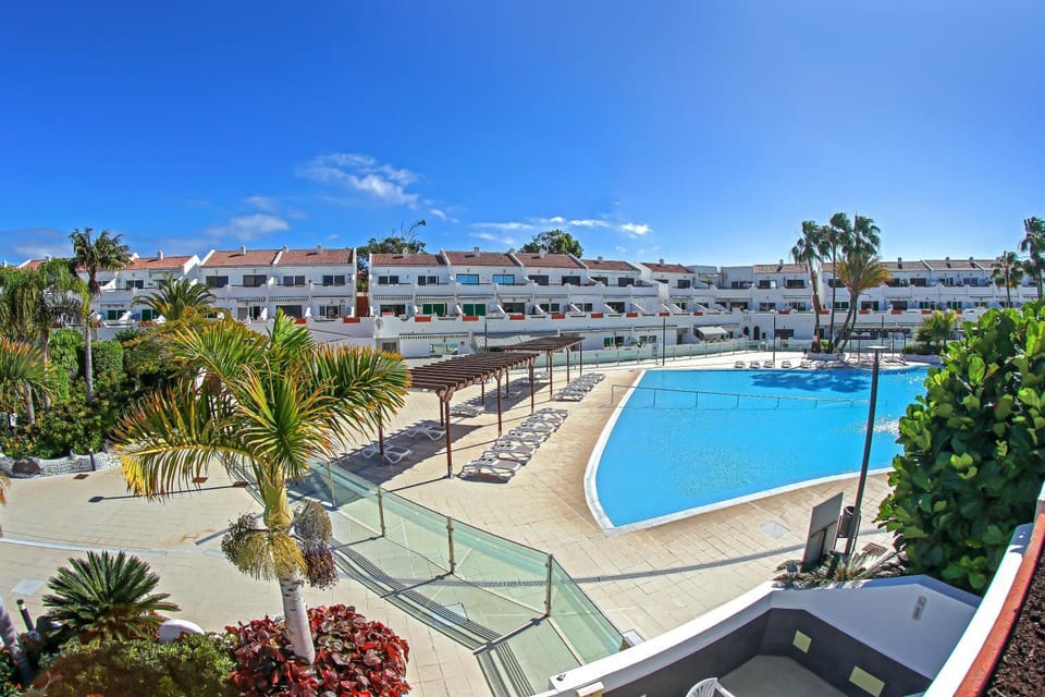 Property building, Pool view, Swimming pool, Swimming pool, sunbed