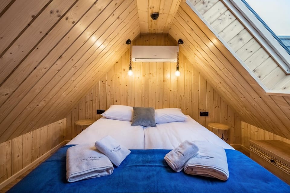 Bed, View (from property/room), Photo of the whole room, Bedroom, towels