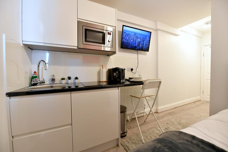 Coffee/tea facilities, Kitchen or kitchenette, minibar, stove