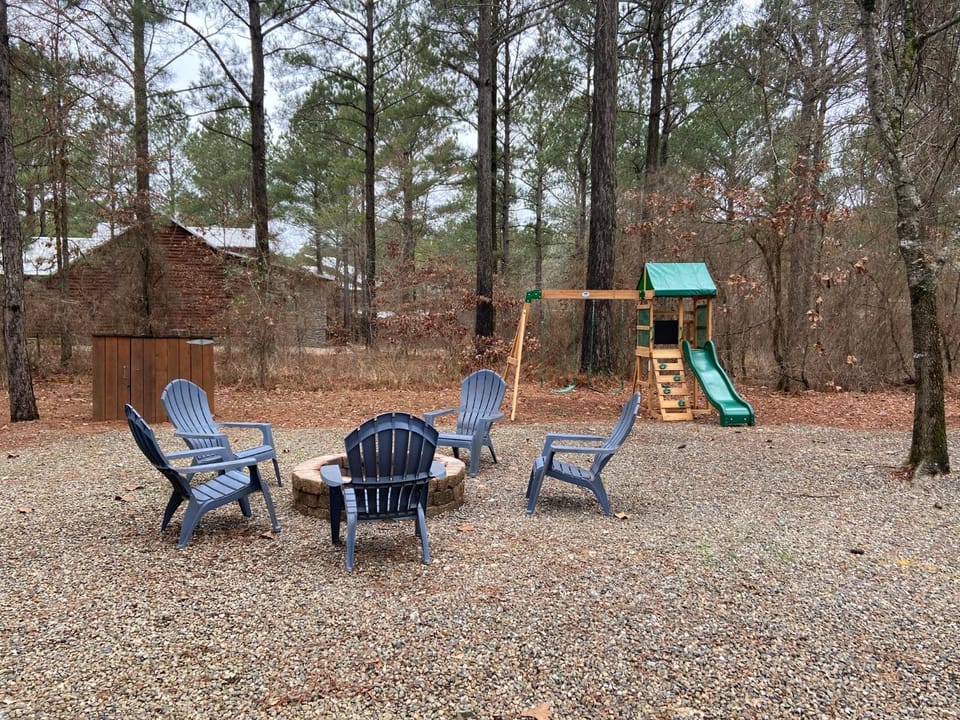 Nik's Nest 2 Bdrm, 2 Bath, Hot tub, Fireplace, 1Story, Fire Pit, Horseshoes House in Oklahoma