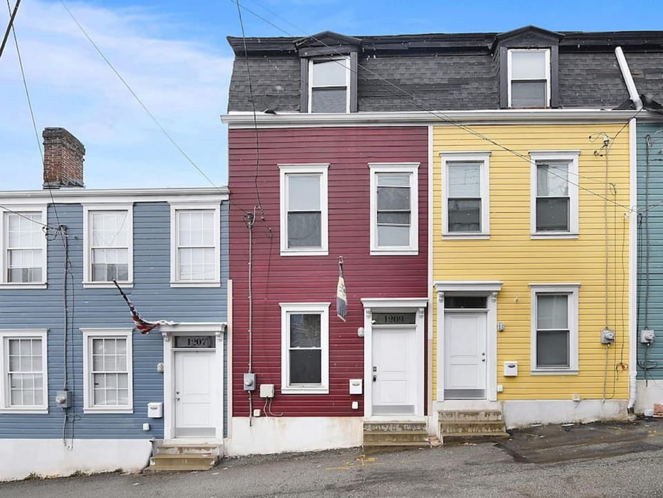 HostWise Stays - The Ocala - Free Parking, Cool Space, Spiral Stairs House in Pittsburgh