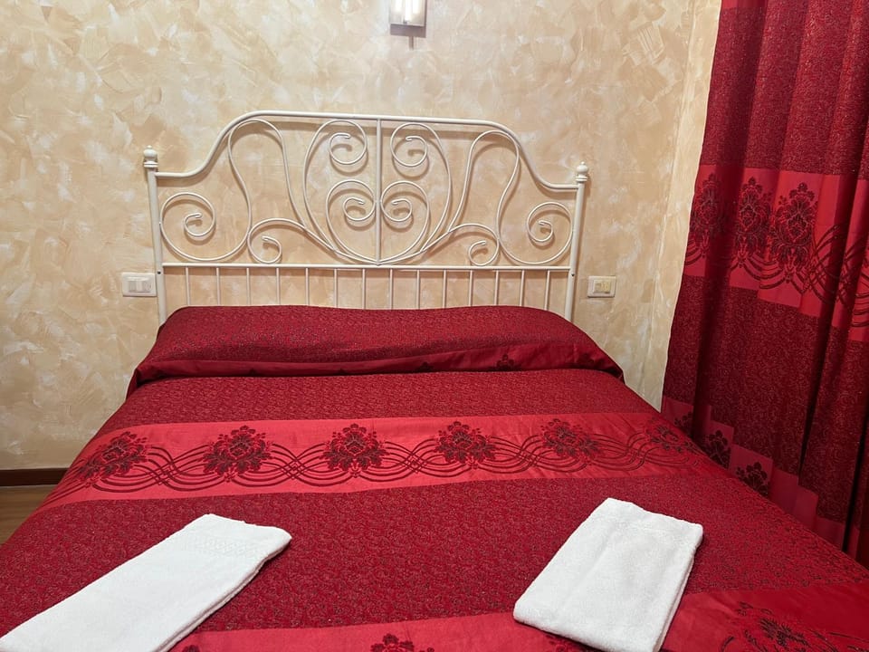 Roma Guest House Bed and Breakfast in Rome