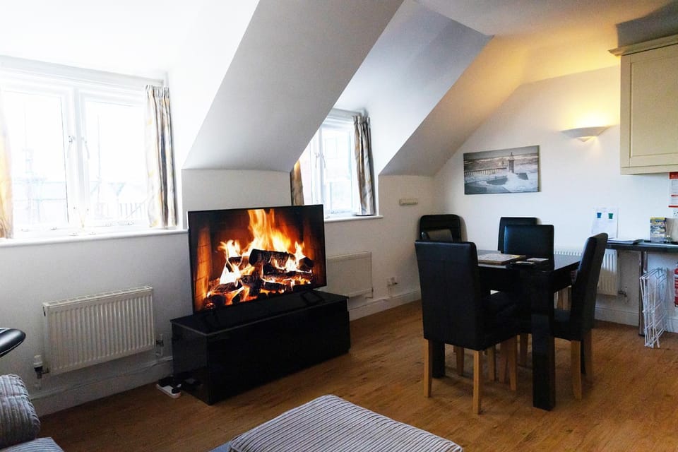 TV and multimedia, Living room, Seating area, Dining area, flat iron