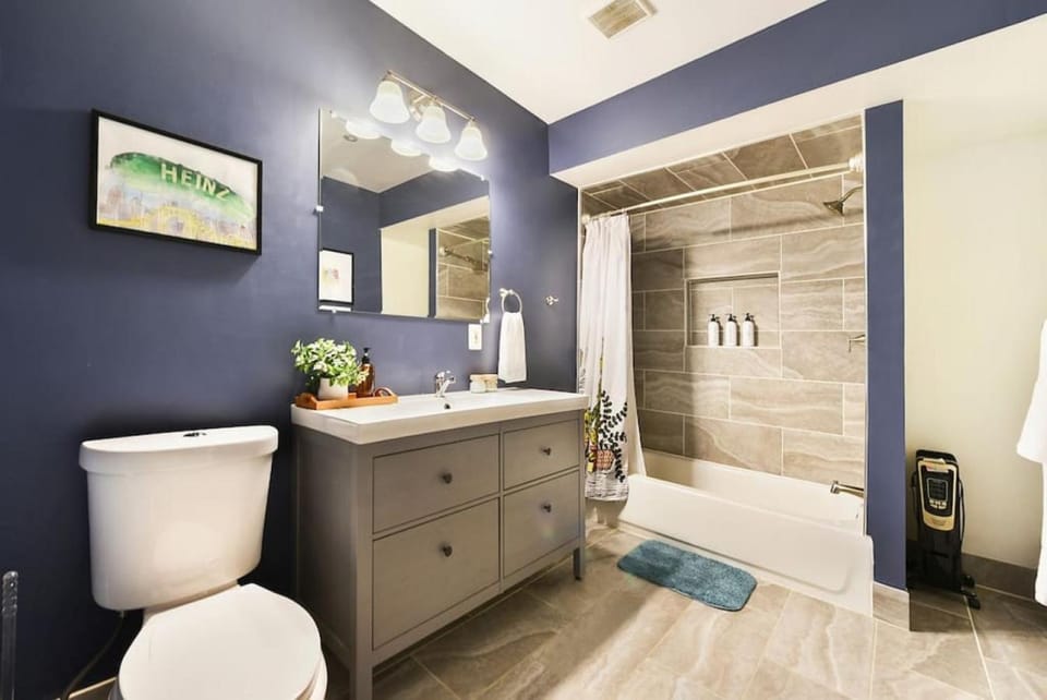 HostWise Stays - The Edmond - Bloomfield Apartment in a great location! House in Pittsburgh
