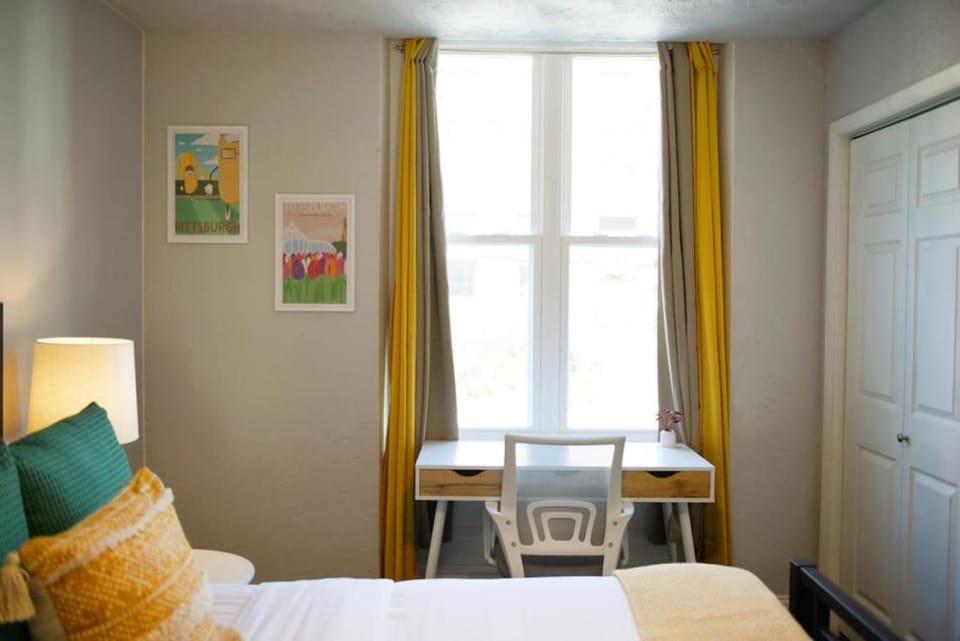 HostWise Stays - The Edmond - Bloomfield Apartment in a great location! House in Pittsburgh