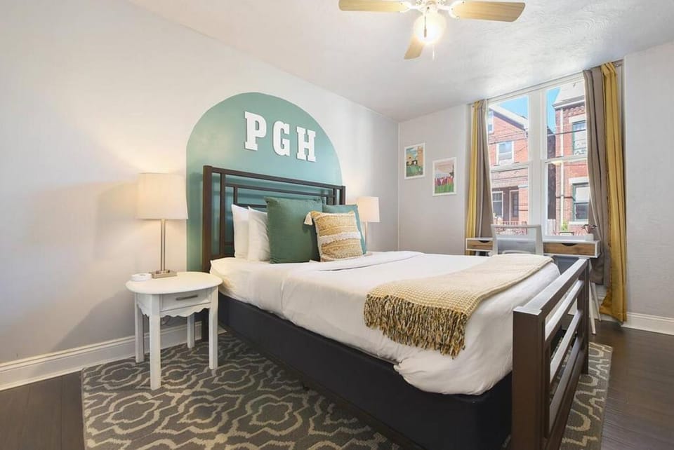 HostWise Stays - The Edmond - Bloomfield Apartment in a great location! House in Pittsburgh