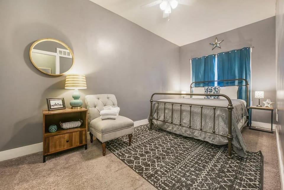 HostWise Stays - Chalk Art House - Chalkboard Wall, Private Parking, Patio House in Pittsburgh