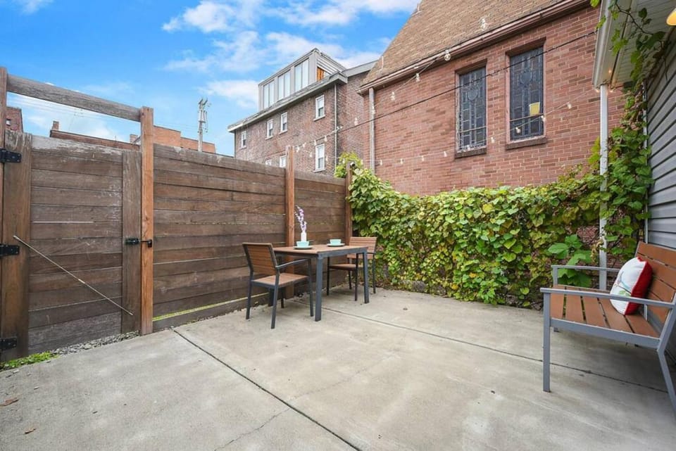 HostWise Stays - Chalk Art House - Chalkboard Wall, Private Parking, Patio House in Pittsburgh