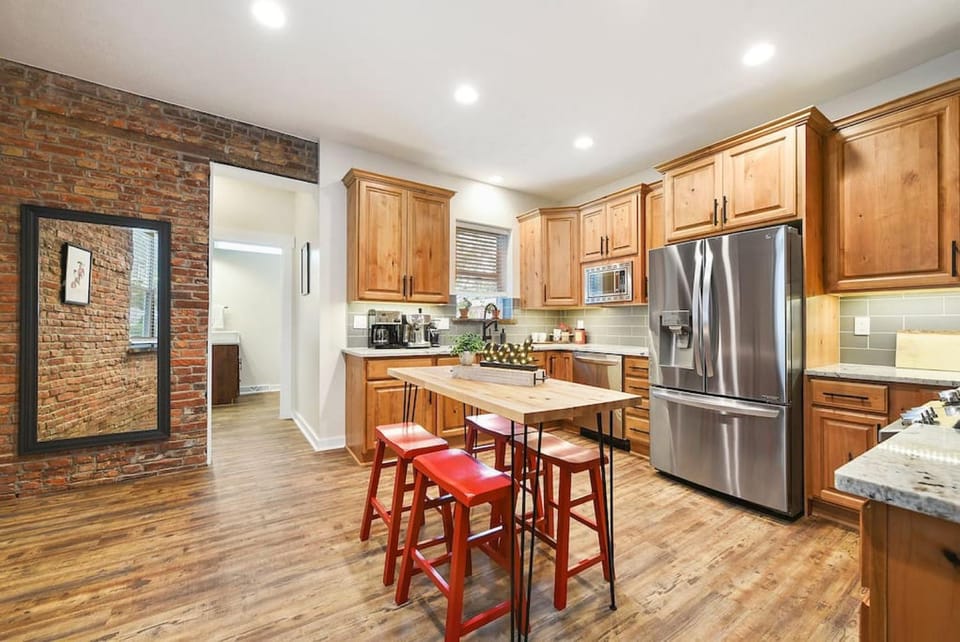HostWise Stays - The Larryville - Amazing Bathroom, Perfect Location, Custom Build House in Pittsburgh