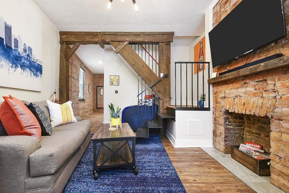 HostWise Stays - The Larryville - Amazing Bathroom, Perfect Location, Custom Build House in Pittsburgh