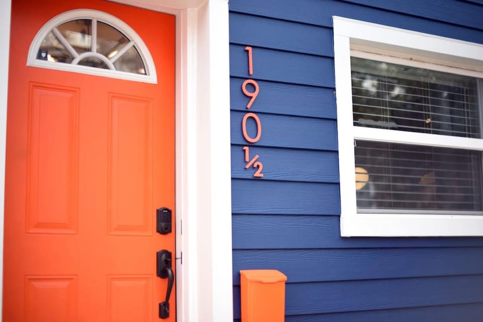 HostWise Stays - The Larryville - Amazing Bathroom, Perfect Location, Custom Build House in Pittsburgh