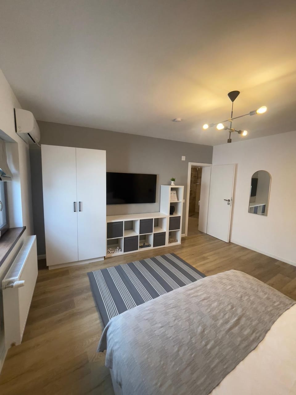 Bed, TV and multimedia, Bedroom