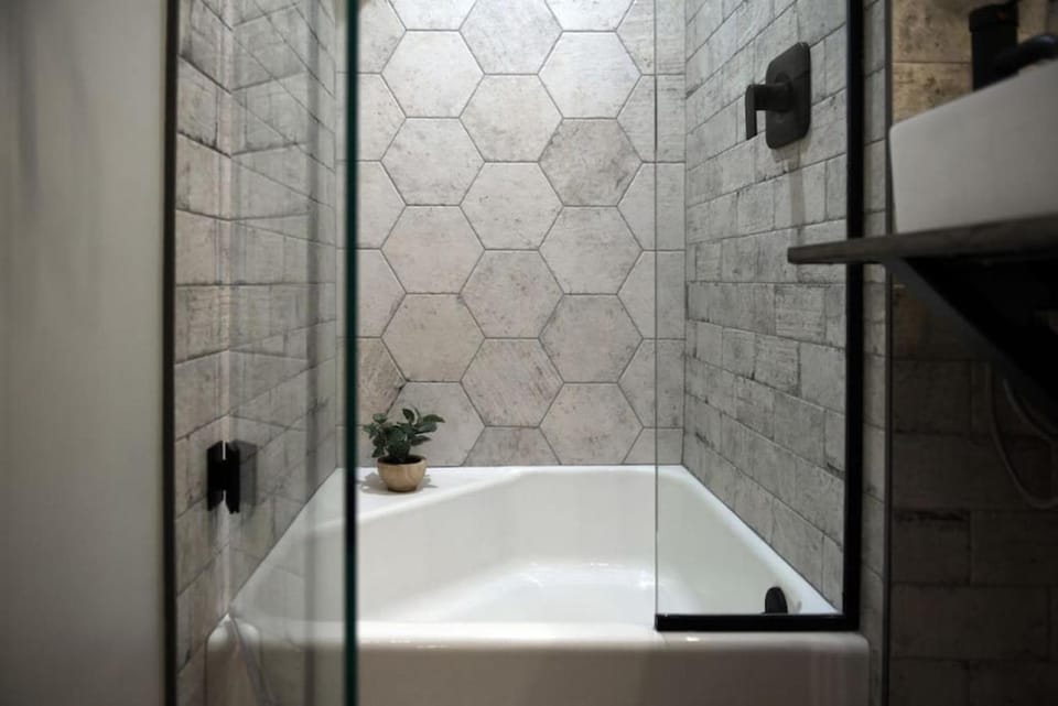 HostWise Stays - The Grandview - Great City Views - Private Parking Apartment in Pittsburgh
