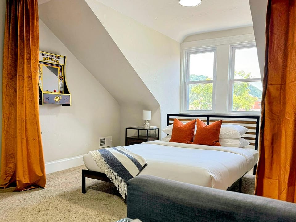 HostWise Stays - The Peralta - Brand New, Great Kitchen, Theater Room House in Pittsburgh