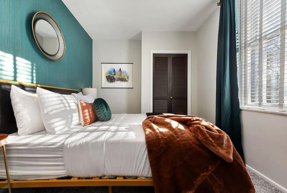 HostWise Stays - Grandview Balcony with Stunning Skyline Views Apartment in Pittsburgh