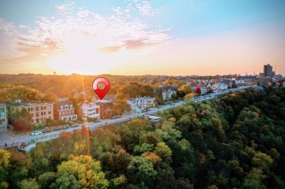 HostWise Stays - Grandview Balcony with Stunning Skyline Views Apartment in Pittsburgh