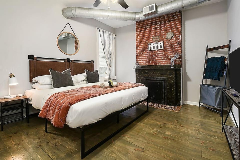 HostWise Stays - The James Apt 1 - Patio, Free Street Parking Apartment in Pittsburgh