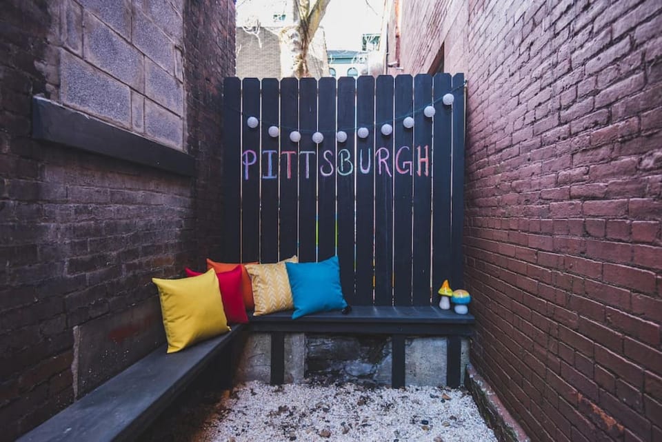 HostWise Stays - The James Apt 1 - Patio, Free Street Parking Apartment in Pittsburgh