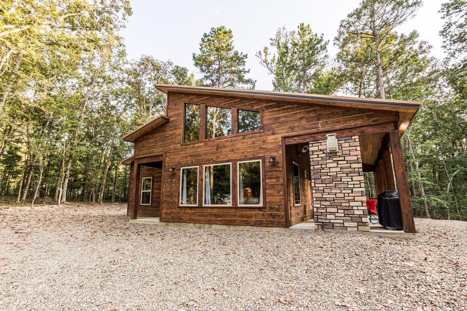 Brand New Calvert's Copper Cabin for Couples, Hot Tub, Free Firewood Cabin in Oklahoma