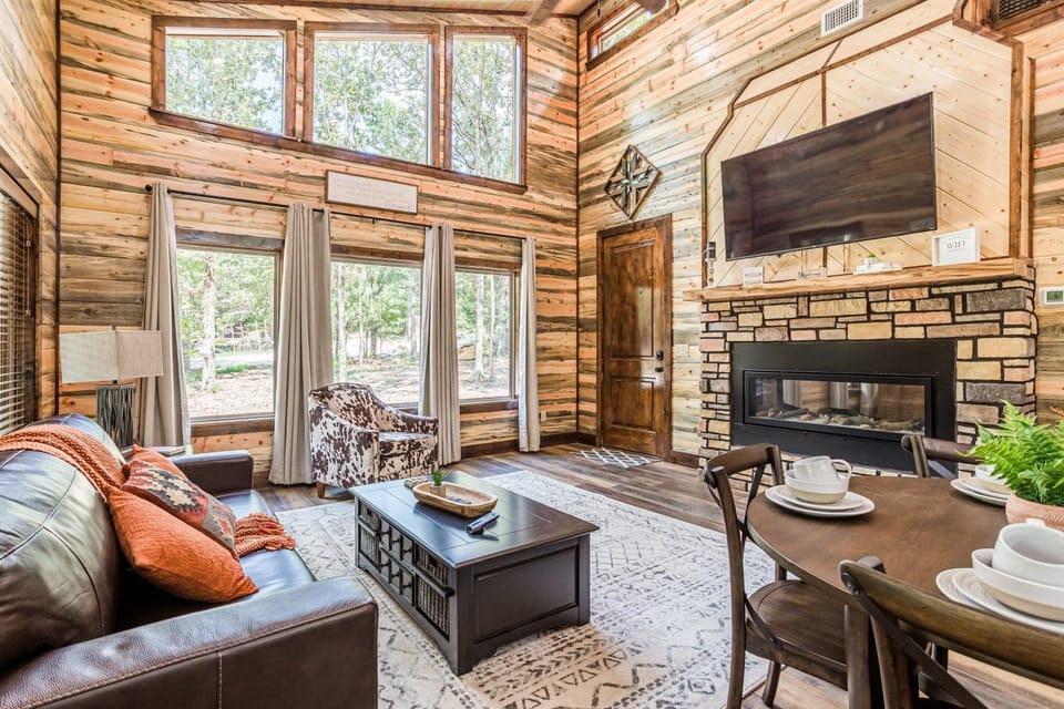 Brand New Calvert's Copper Cabin for Couples, Hot Tub, Free Firewood Cabin in Oklahoma