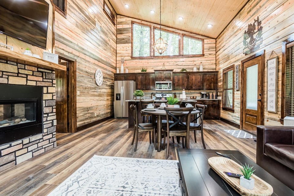 Brand New Calvert's Copper Cabin for Couples, Hot Tub, Free Firewood Cabin in Oklahoma