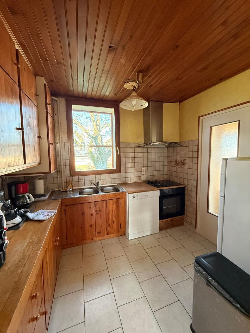 Coffee/tea facilities, Kitchen or kitchenette, dishwasher, oven, stove