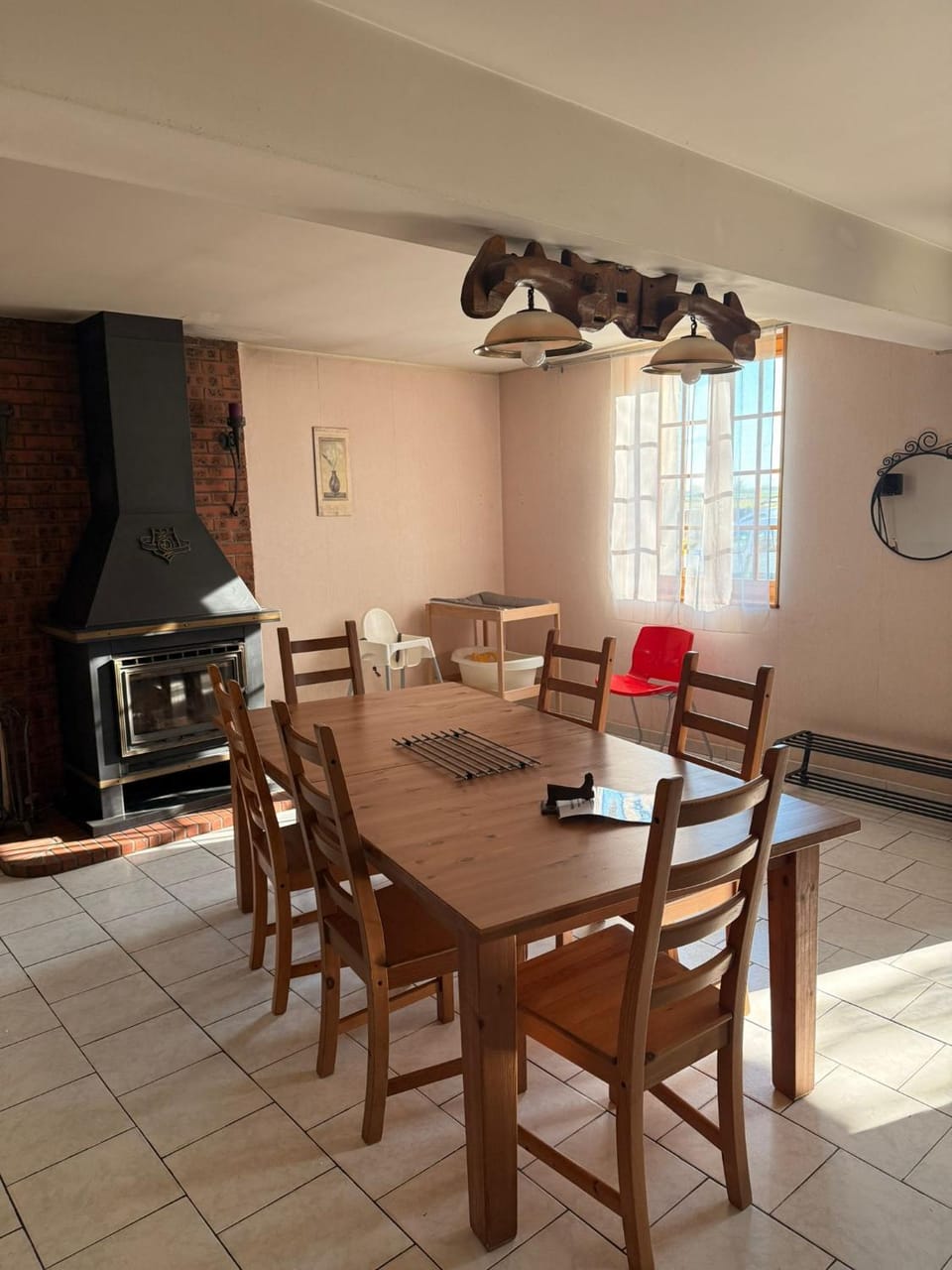 Dining area, fireplace