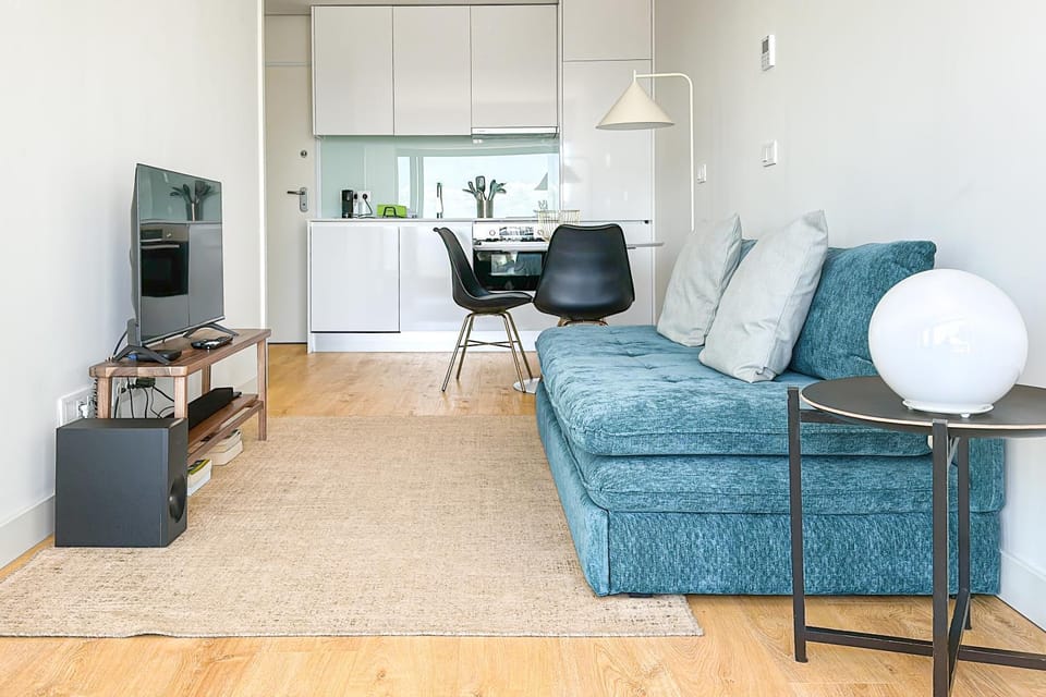 TV and multimedia, Coffee/tea facilities, Kitchen or kitchenette, Living room, Seating area, Dining area, stove, toaster, air conditioner