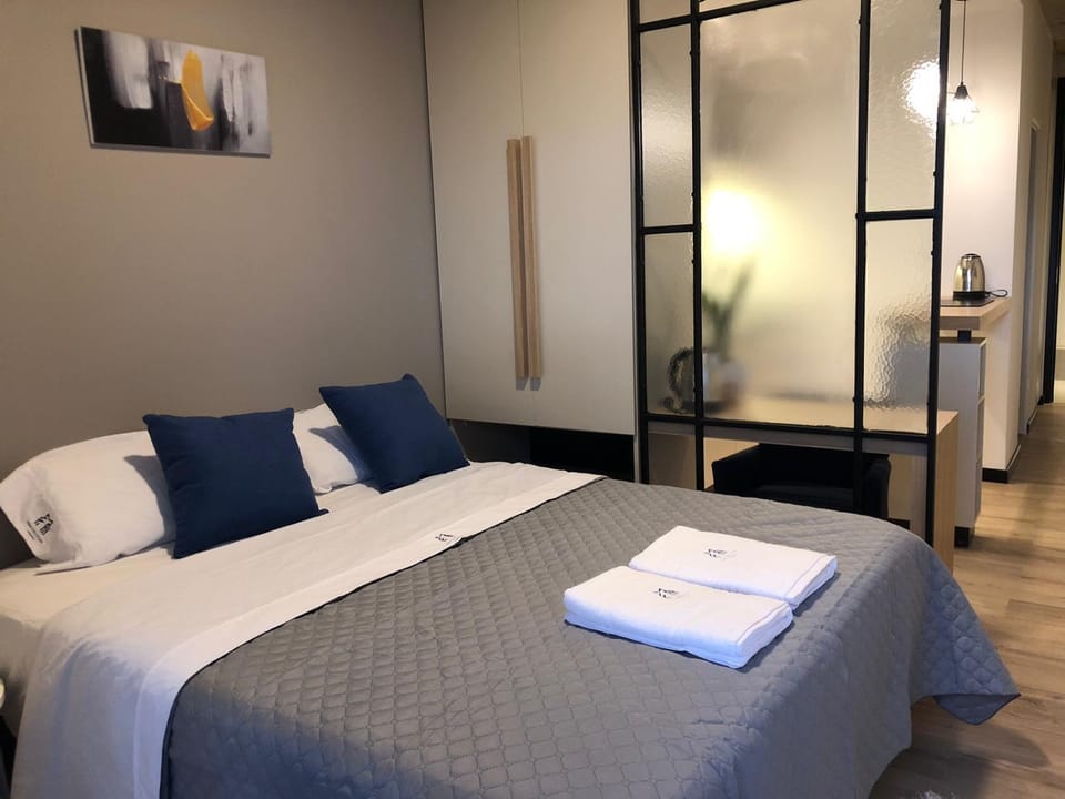 Bed, Photo of the whole room, towels