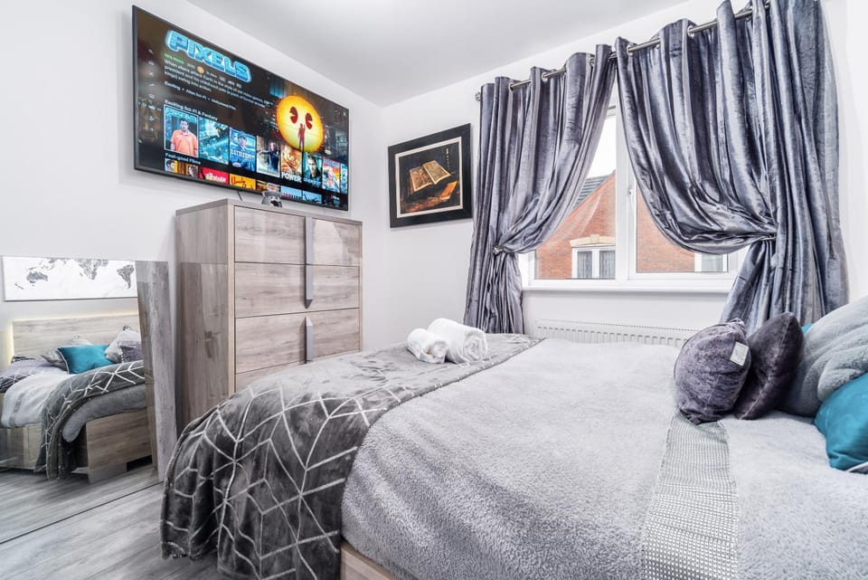 Bed, TV and multimedia, Photo of the whole room, Bedroom, towels