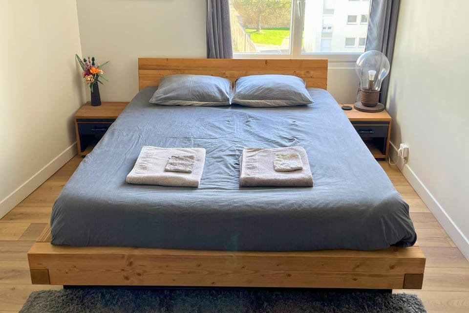 Bed, Photo of the whole room, Bedroom, towels