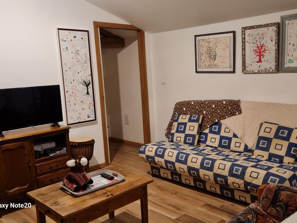 Communal lounge/ TV room, TV and multimedia, Living room, Seating area