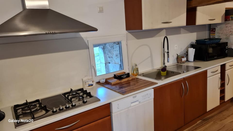 Kitchen or kitchenette, minibar, stove