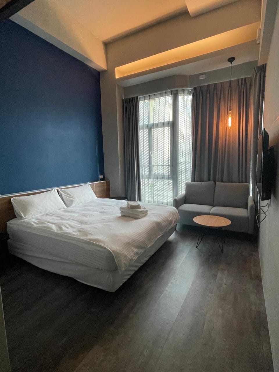 Bed, TV and multimedia, Bedroom