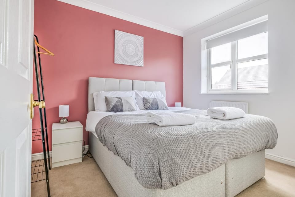 Bed, Photo of the whole room, Bedroom, towels